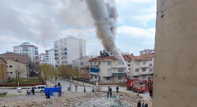 Elazığda çatı yangını, büyümeden söndürüldü