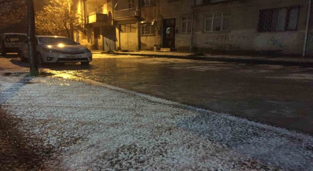 Elazığda dolu yağışı etkili oldu, iş yerlerini su bastı