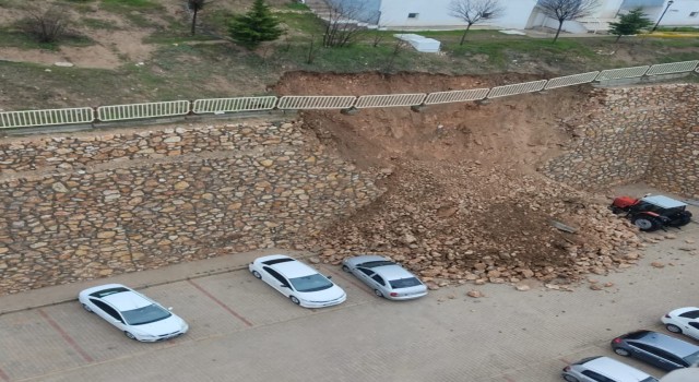 Elazığda istinat duvarı çöktü