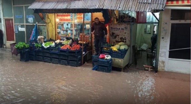 Elazığda sağanak sonrası iş yerlerini su bastı, yollar zarar gördü