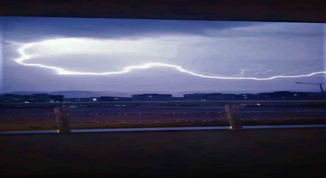 Elazığda şimşekler geceyi aydınlattı