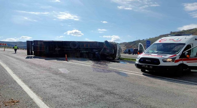 Elazığda tır devrildi: 2 yaralı