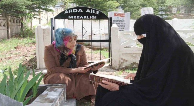 Elazığda vatandaşlar mezarlıklara akın etti