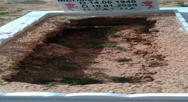 Elazığda yağışlar nedeniyle mezarlar çöktü
