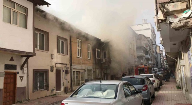 Elazığda yangın: 3 ev kullanılamaz hale geldi