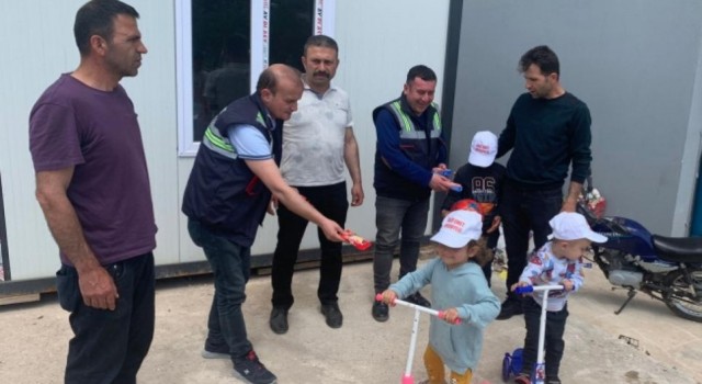 Emetten deprem bölgesindeki çocuklara oyuncak