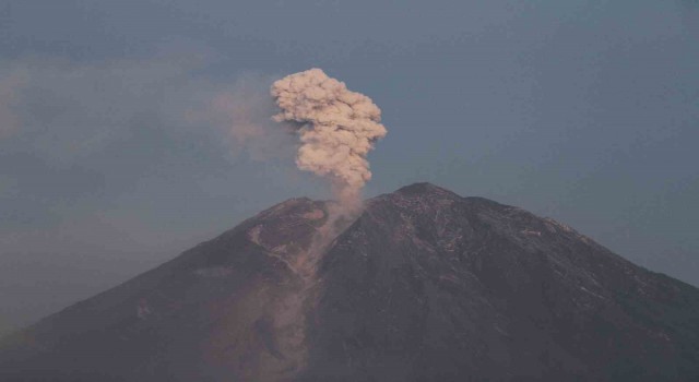 Endonezyadaki Semeru Yanardağında 16 patlama