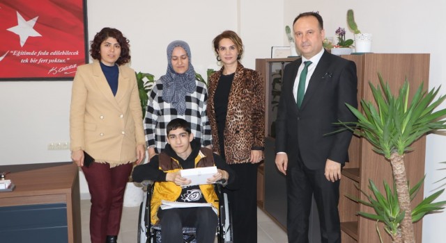 Engelli depremzede Ardaya tableti Başkan Tutuktan