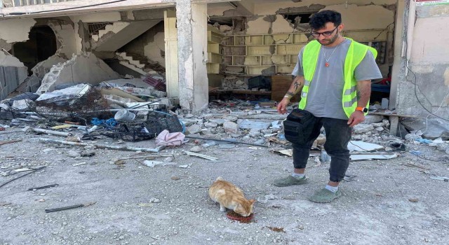 Enkazdan 76 gün sonra Eceviti canlı olarak buldular