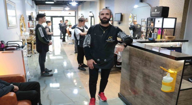 Enkazdan kurtulan berber çalışmaya başladı