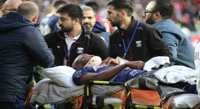 Enner Valencia, ambulansla hastaneye kaldırıldı