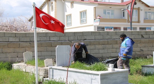 Ercişte bayram öncesi mezarlıklarda temizlik çalışması