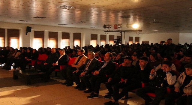 Ercişte “Pembe Aslında Siyahtır” oyunu sahnelendi
