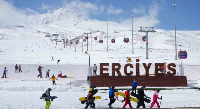 Erciyeste kar yağışı, sezonu bayrama kadar uzattı