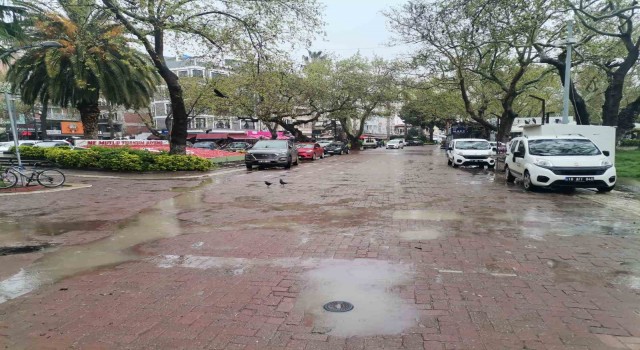 Erdek sağanak yağışın etkisinde kaldı