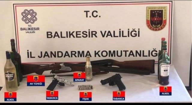 Erdekte jandarmadan 3 eve eş zamanlı baskın