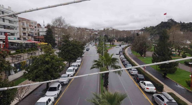 Ereğlide lodos ve yağış etkili oldu, dalgaların boyu 2 metreye ulaştı