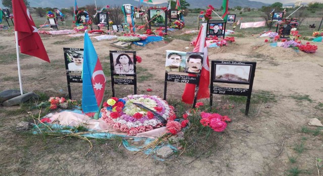 Ermeniler, Karabağda bulunan Ağdam Cuma Camiine zarar verip ahır olarak kullanmış