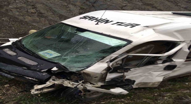 Erpiliç işçilerini taşıyan minibüs kazaya karıştı: 2 ölü, 19 yaralı