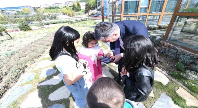 Ertuğrul Başkan, bayram sevincini vatandaşlarla paylaşıyor