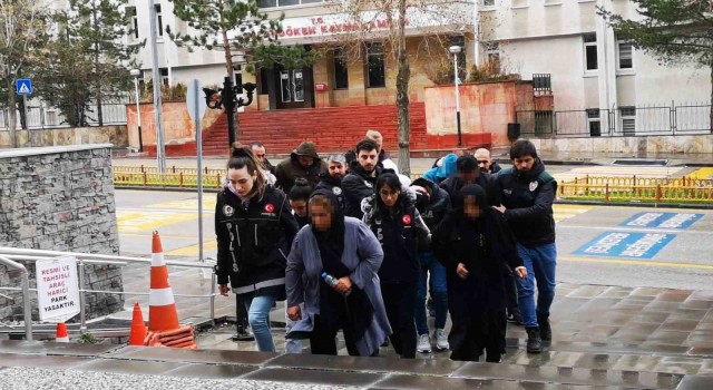 Erzurumda saç sprey tüplerine saklanmış uyuşturucu ele geçirildi