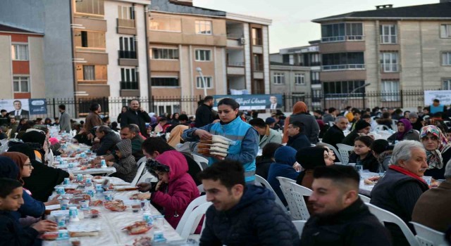 Esenyurt Belediye Başkanı Kemal Deniz Bozkurt iftar sofrasında vatandaşlarla bir araya geldi