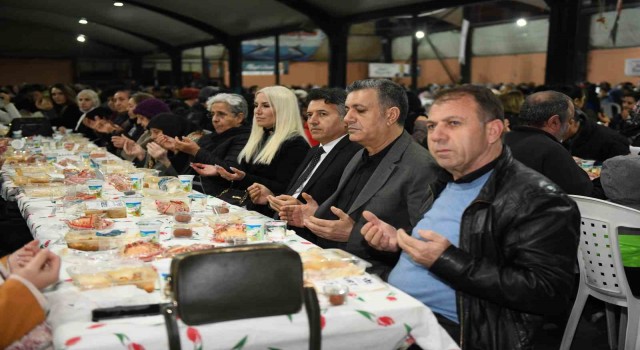 Esenyurt Belediye Başkanı Kemal Deniz Bozkurt, iftarda vatandaşlarla bir araya geldi