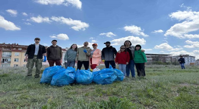 Eskişehirde Rus gönüllüler poşetlerce çöp toplayıp ardından piknik yaptı
