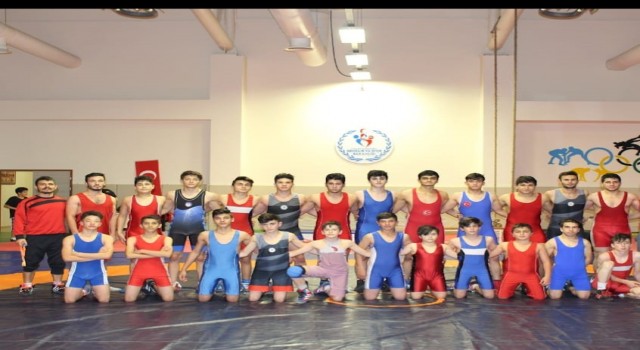 Eskişehirden 10 sporcu madalya için güreşecek