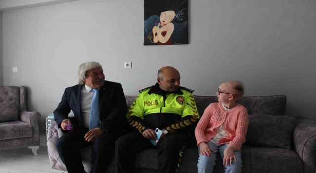 Evde eğitim gören Anadolu Lisesi 9. sınıf öğrencisi Ceydanur Kayaya özel ziyaret
