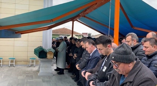 Evde ölü bulunan anne ve oğlu Çekmeköyde toprağa verildi
