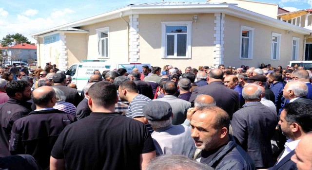 Evde ölü bulunan öğretmen son yolculuğuna uğurlandı