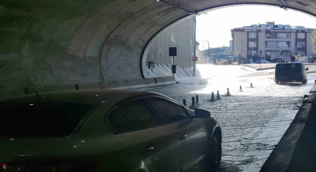 Eyüpsultanda İSKİ borusu patladı: Tramvay suya gömüldü