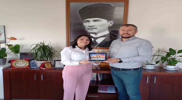 Ezine Gıda OSB Müdürü Alper Altınok, huzurevinde kalan yaşlıları unutmadı