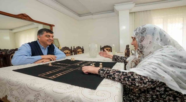 Fadıloğlu, 75 yaşındaki Fazilet İnceman ile peçiç oynadı