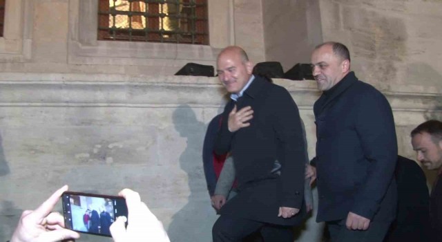 Fatih Camiinde Süleyman Soyluya yoğun ilgi