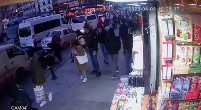 Fatihte kadının cep telefonunu çalan kapkaççıyı vatandaşlar yakaladı