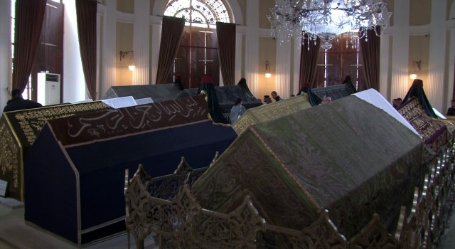 Fatihte restorasyonu tamamlanan türbeler yeniden ziyarete açıldı