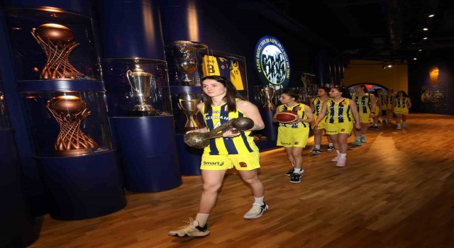 Fenerbahçe Kadın Basketbol Takımı, EuroLeague kupasını basketbol müzesine getirdi