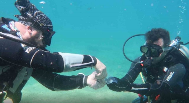 Fethiyede dalgıçlar deniz dibinde bayramlaştı