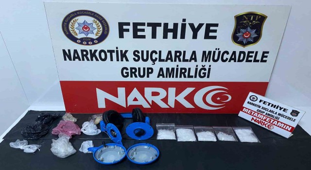 Fethiyede kulaklık içine saklanmış uyuşturucu yakalandı