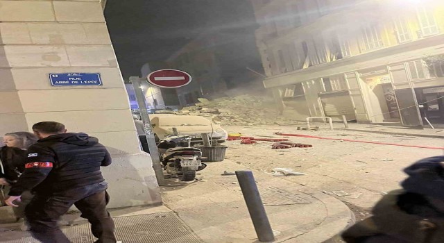 Fransada binalar art arda çöktü: Yaklaşık 10 kişi enkaz altında kaldı