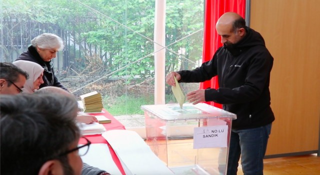 Fransadaki Türk vatandaşları Cumhurbaşkanlığı seçimi için sandık başında