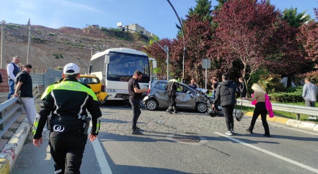 Freni patlayan midibüs 5 aracın arasına daldı: 2 yaralı