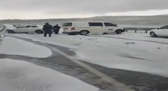Gaziantepte dolu yağışının beyaza bürüdüğü yolda zincirleme kaza