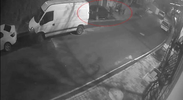 Gece yarısı bir otomobilin plakasını çalmaya gelen şahıslar kamerada