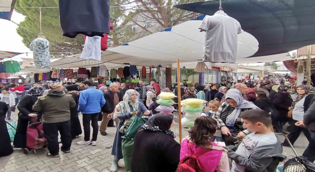 Gediz pazarında bayram yoğunluğu