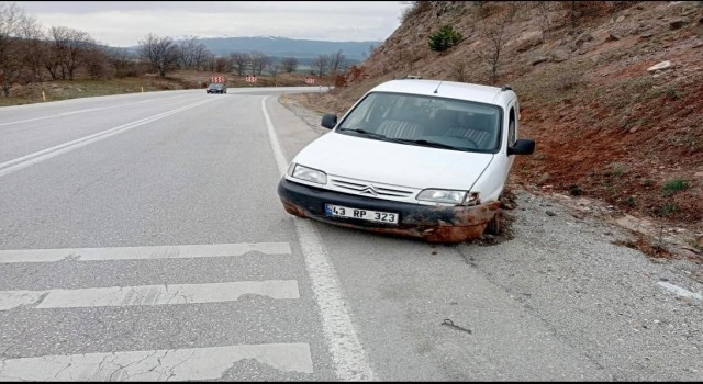 Gedizde trafik kazasında yaşlı karı koca yaralandı