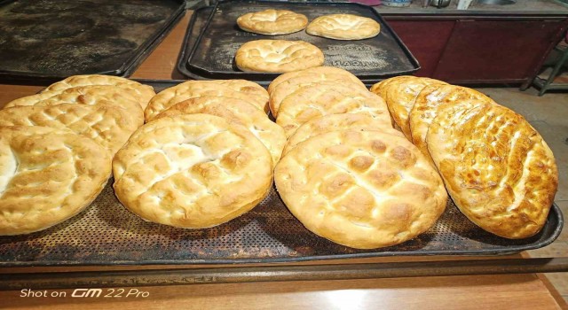 Geleneği bozmadı ekmeği 8-12 saatlerinde ücretsiz verdi