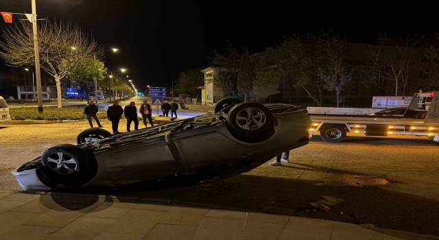 Geliboluda takla atan otomobildeki 2 kişi yaralandı